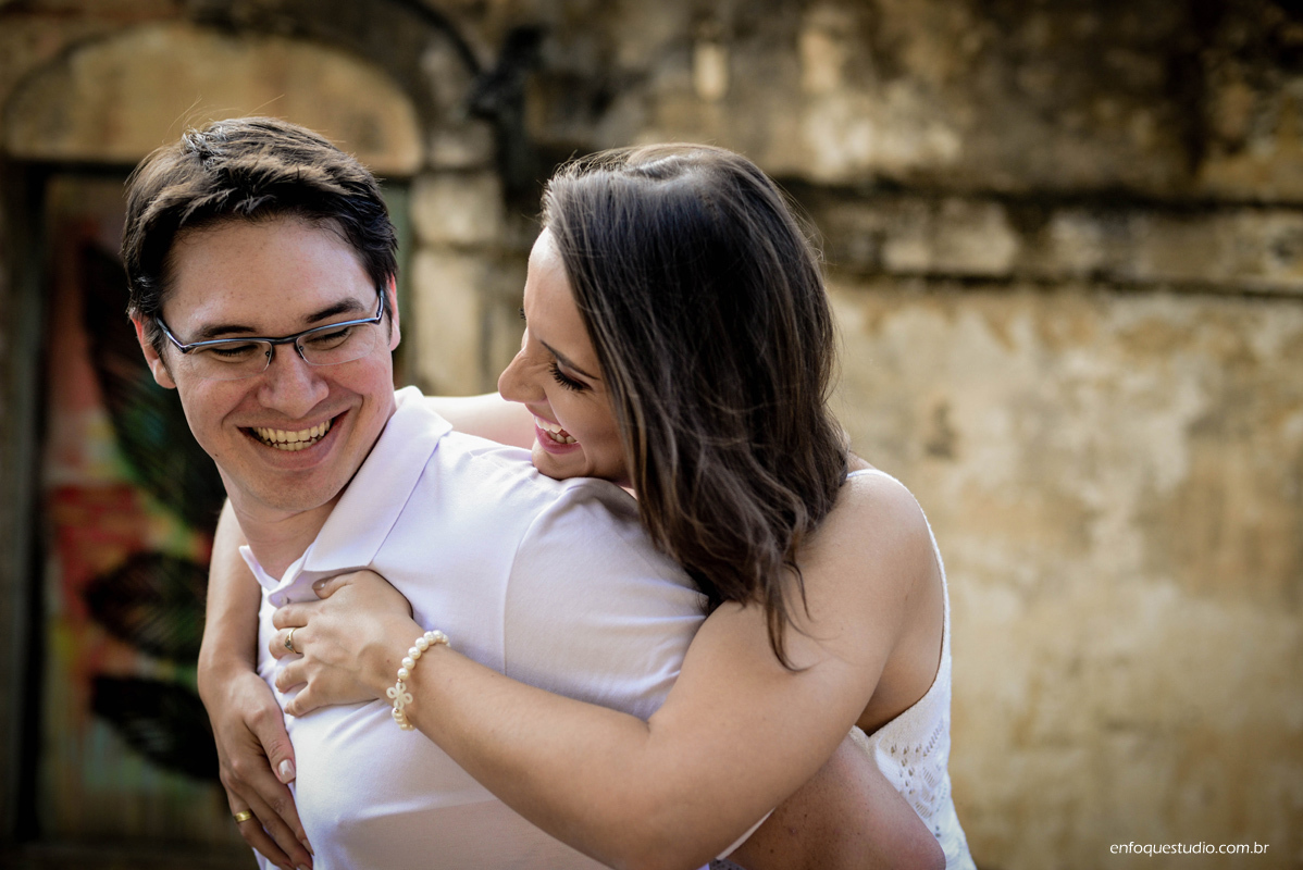 noiva de cavalinho no noivo brincando