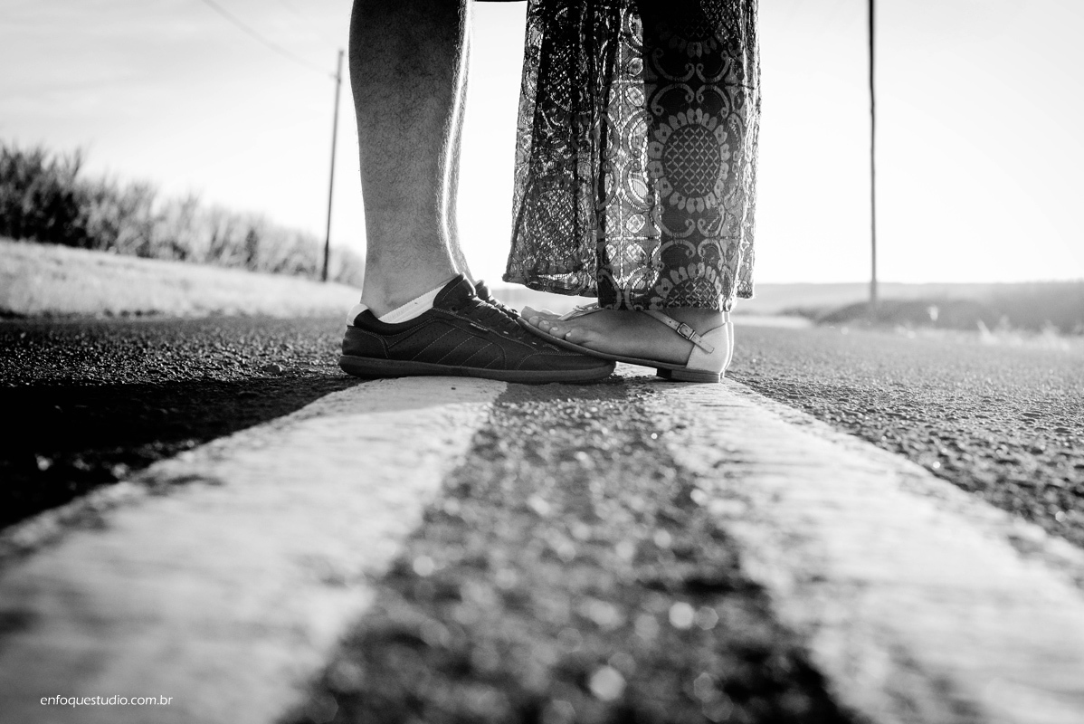 foto de casal mostrando somente os pés em estrada