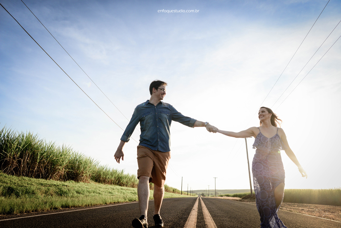 foto de casal correndo em estrada deserta 