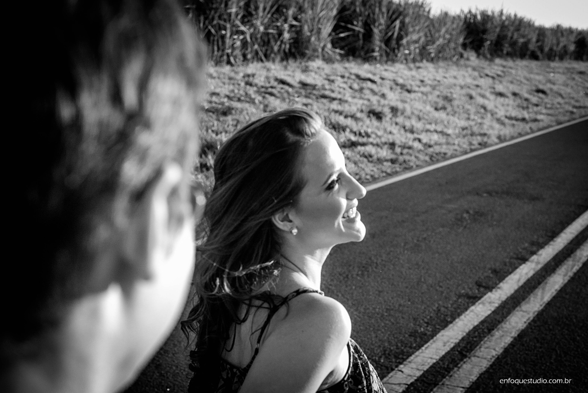 Foto casal correndo e com luz do sol ao fundo