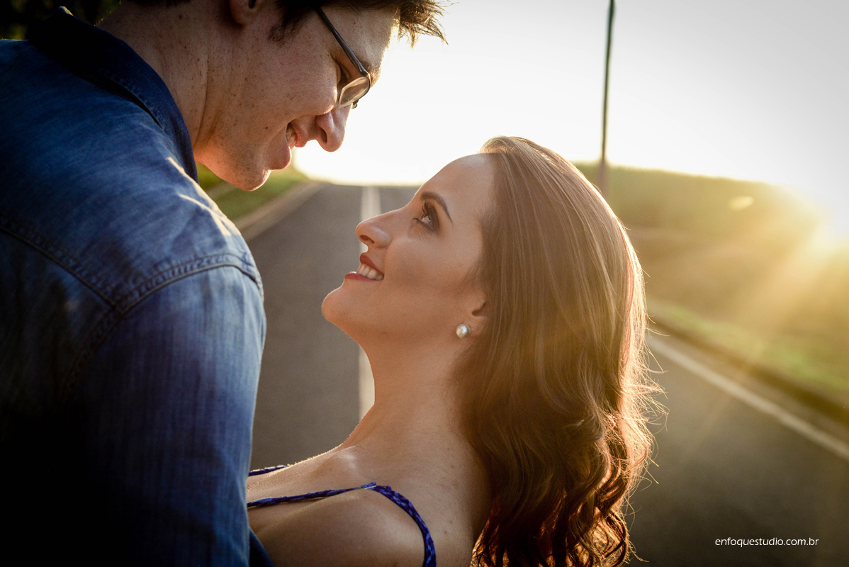 foto ensaio de casal em estrada com luz do sol entrando