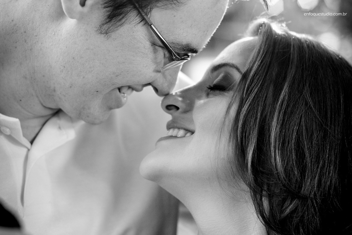 foto pb de casal namorando