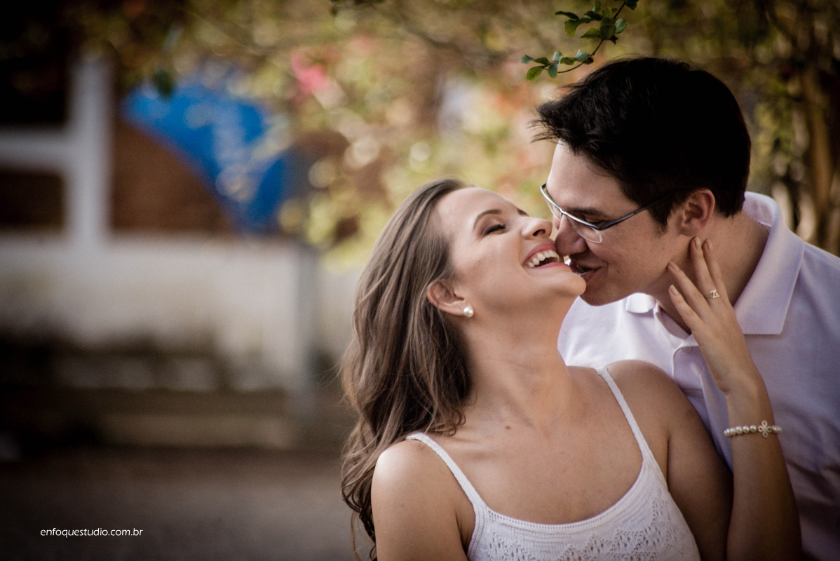 foto de beijo do noivo na noiva em pré casamento