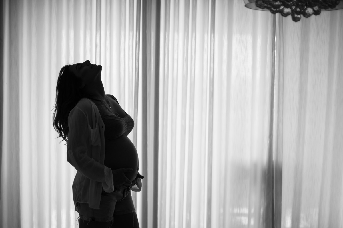 Foto Contra luz gestante em casa