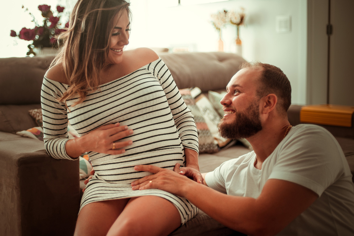 Foto de gestante no sofá com o pai