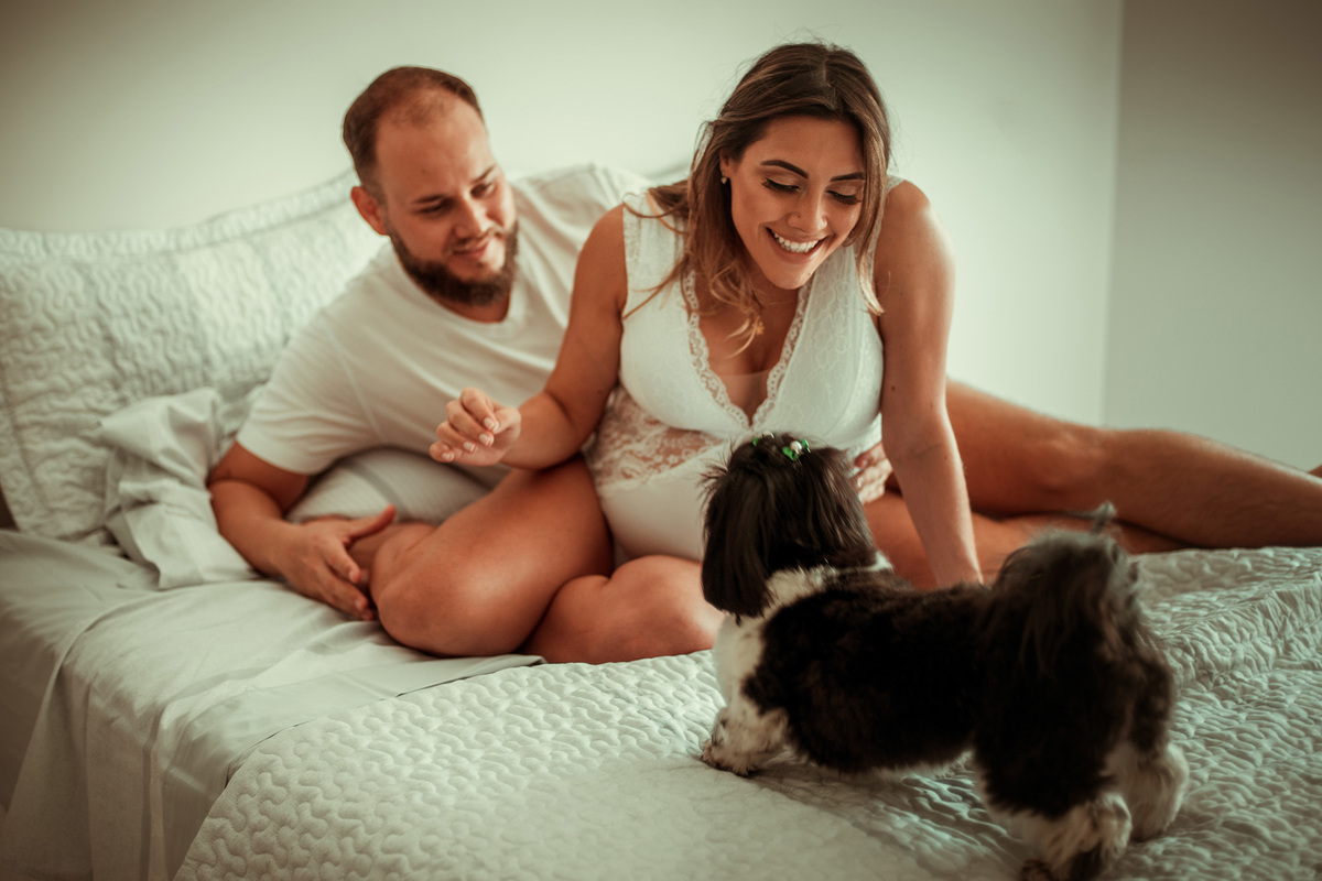 Foto de gestante e cachorro na cama