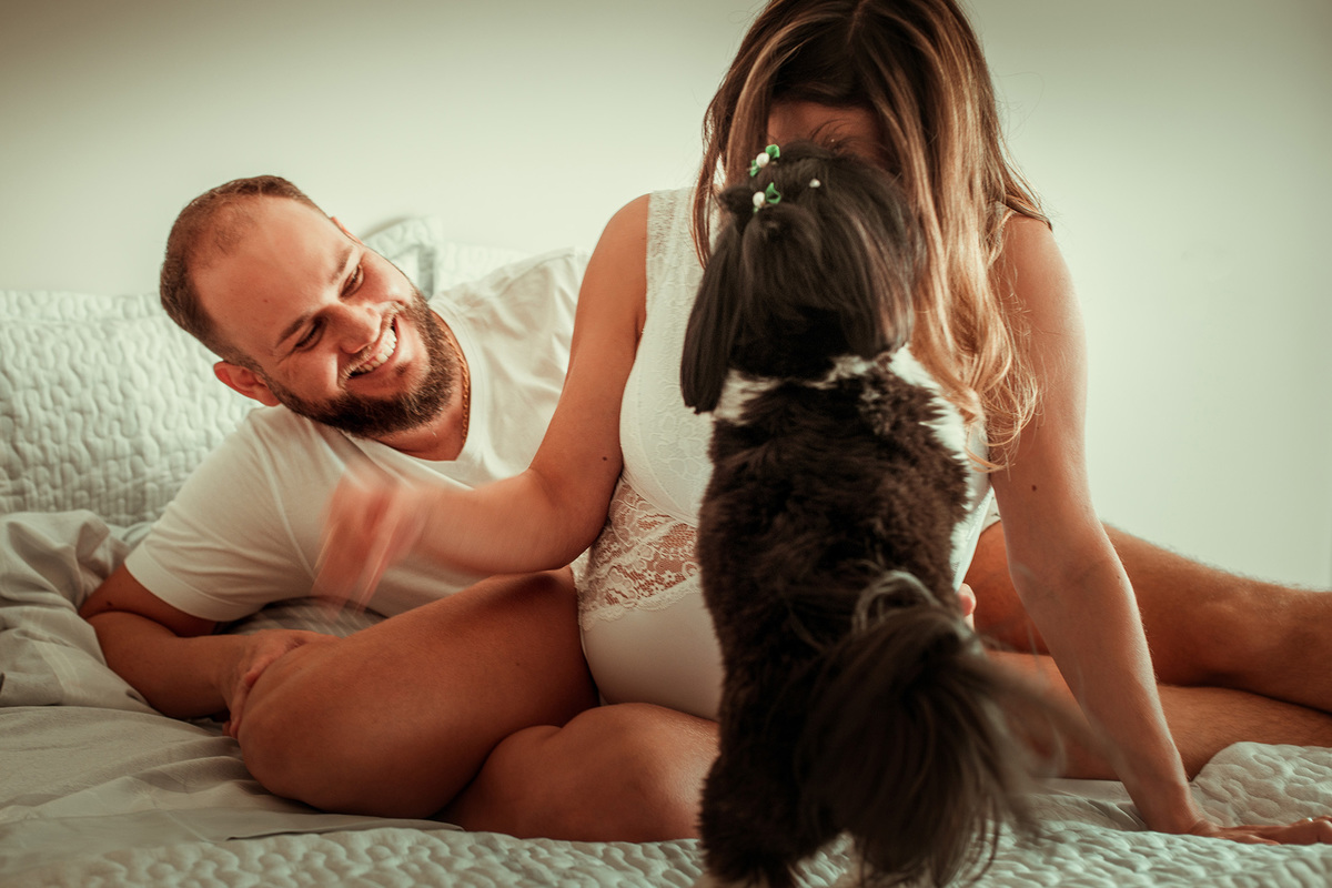Foto de gestante com cachorro na cama