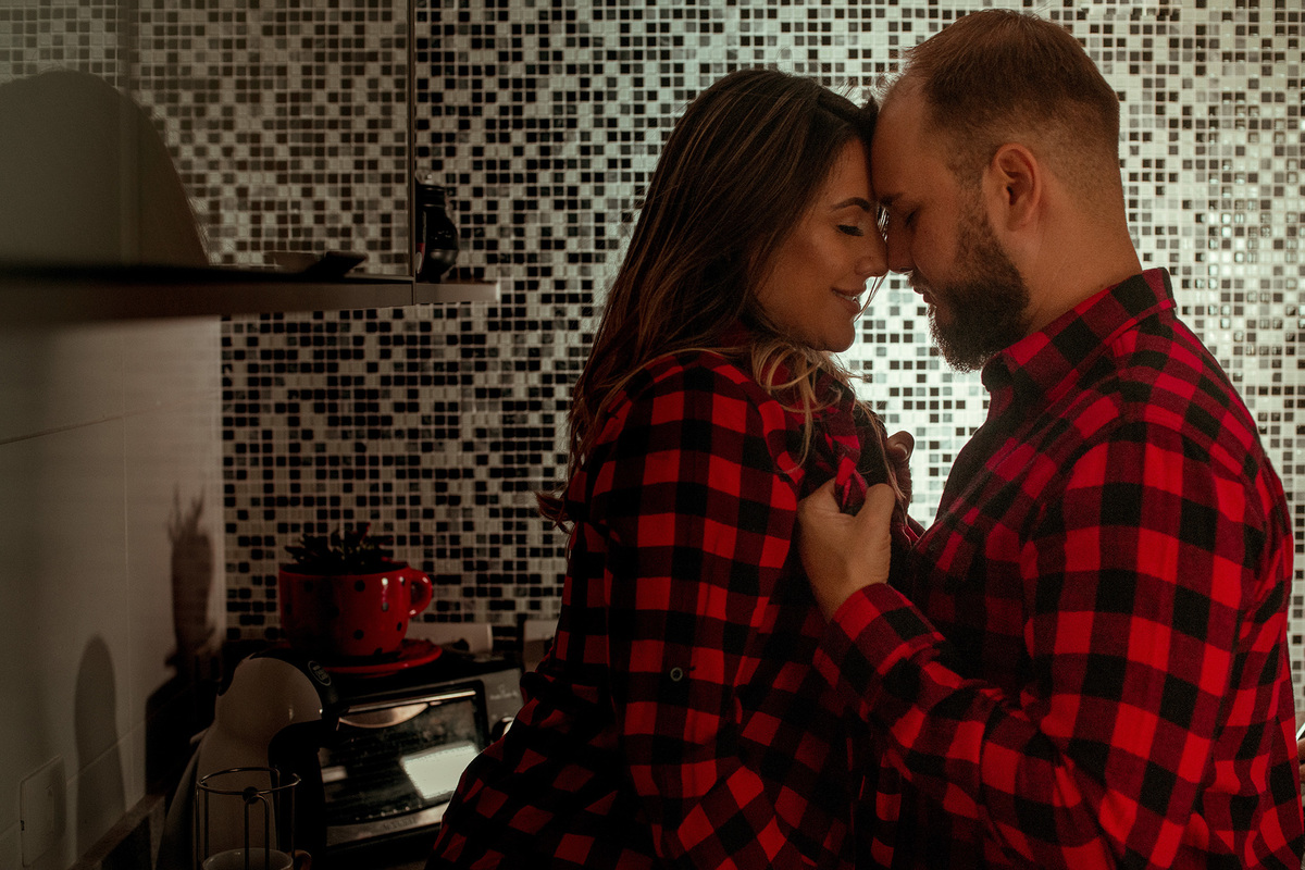 Foto de casal namorando na cozinha