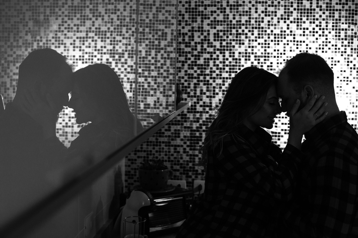 Foto contra luz de gestante em cozinha