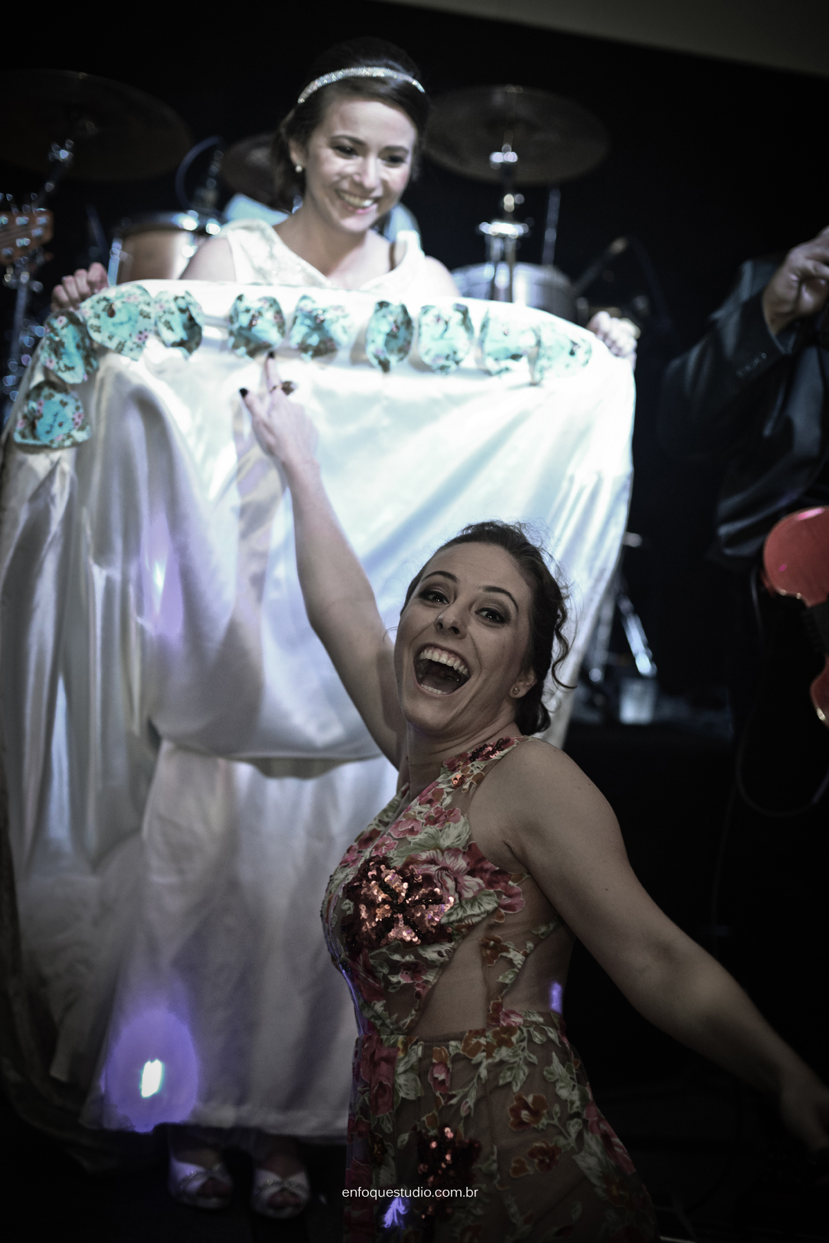 Fotos de casamento de Letícia e Fred - Making of Leonardo Foresti com cerimonia na Capela do Terras e Recepção no Salão Beira Rio - Piracicaba - SP