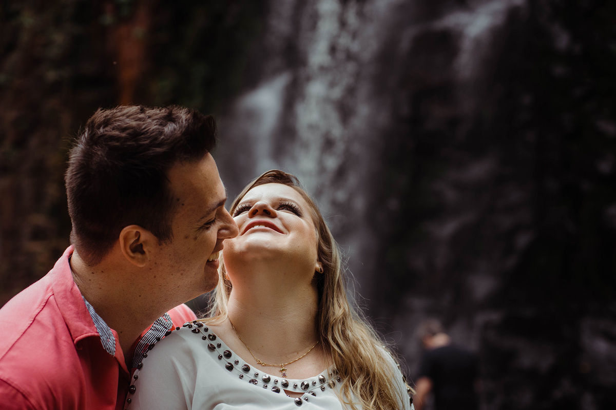Foto de gestante em cachoeira