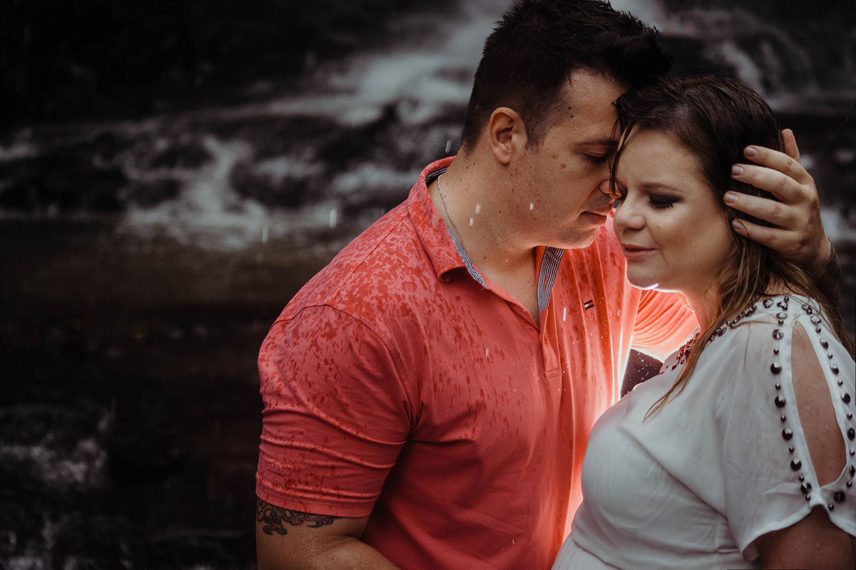 Foto casal com começo de chuva