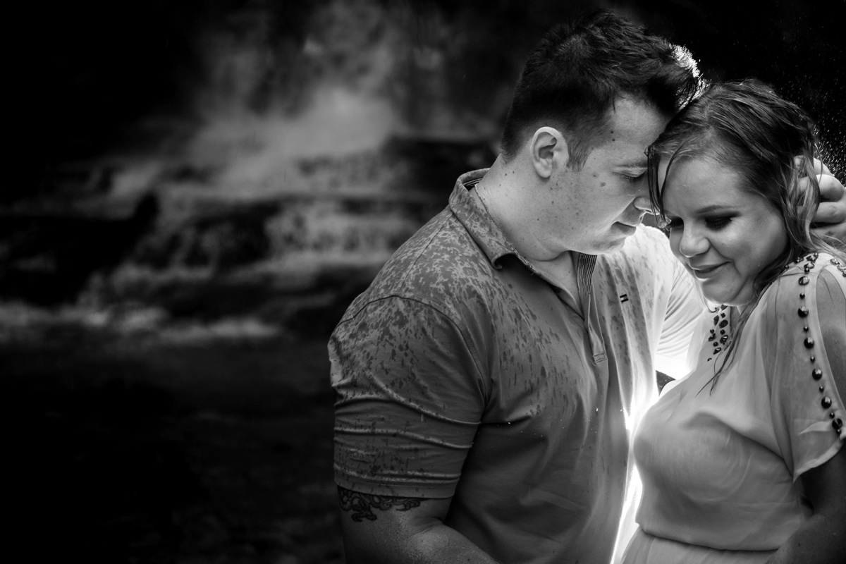 Foto de casal na chuva em Preto e branco