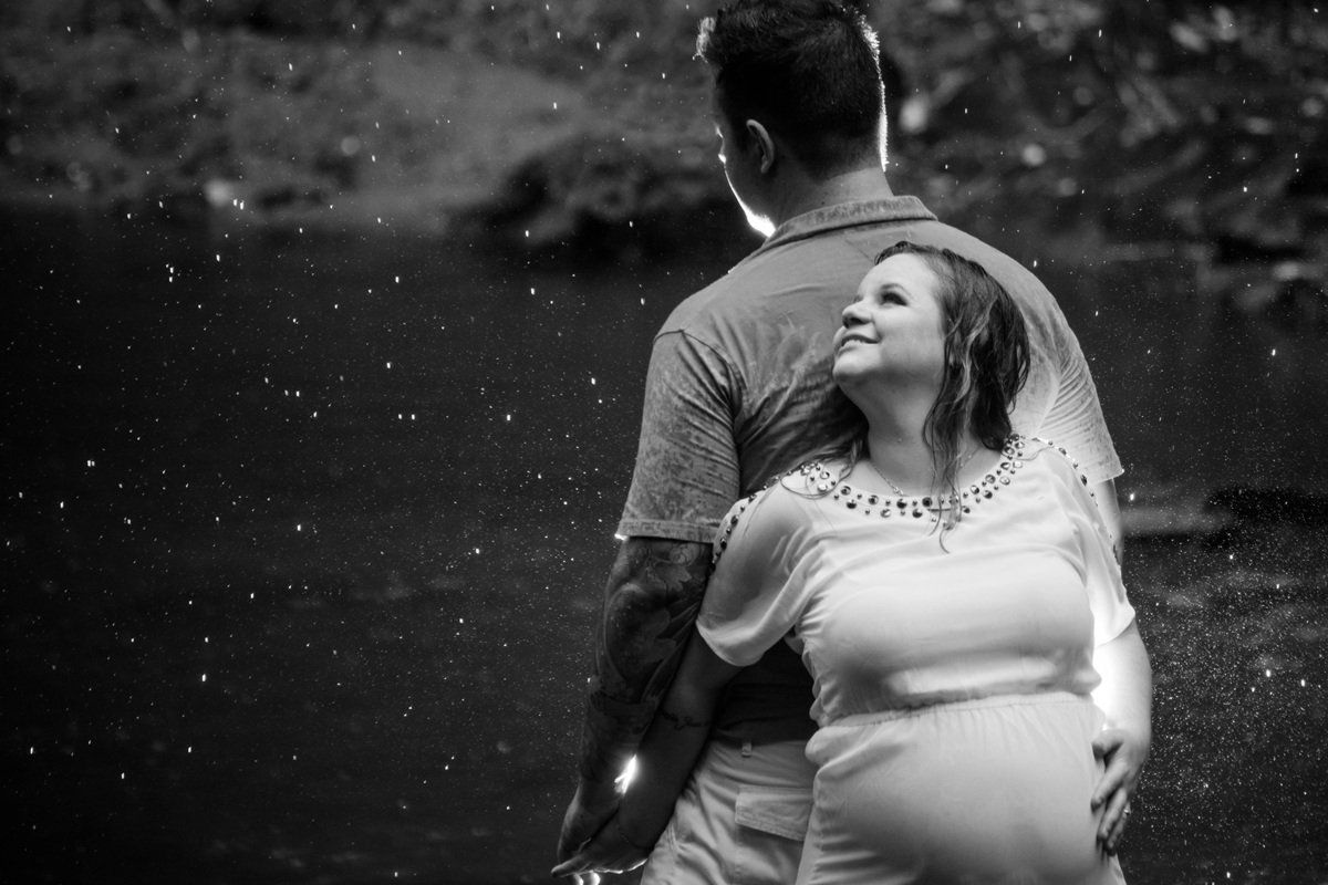 Foto de casal na chuva em PB