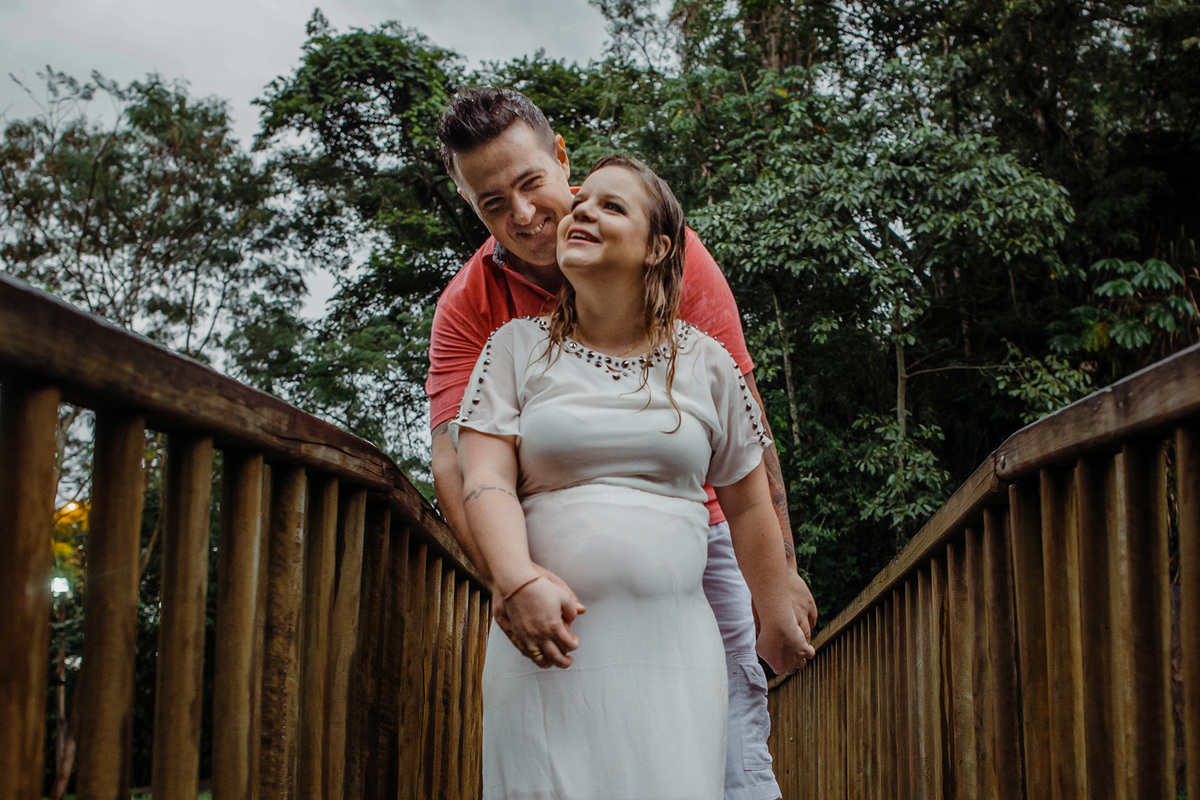 casal gestante e ponte de madeira