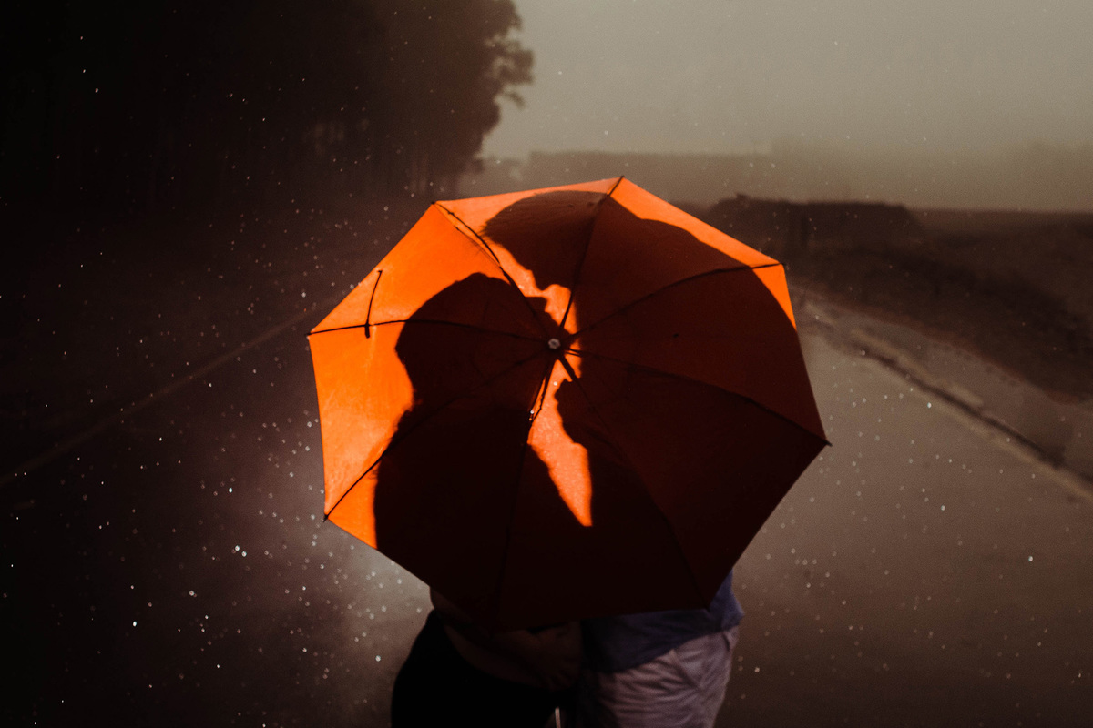 foto de gestante com guarda chuva em estada