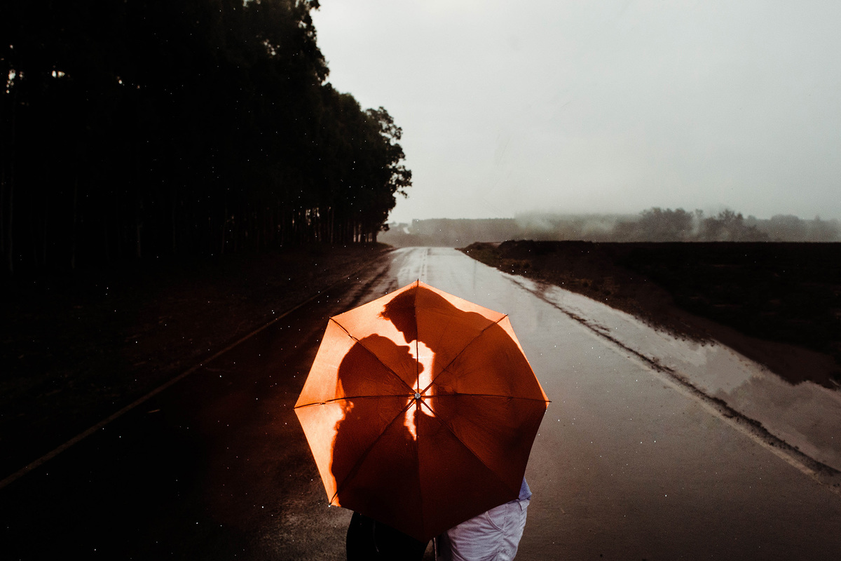 foto na estrada com gestante e chuva