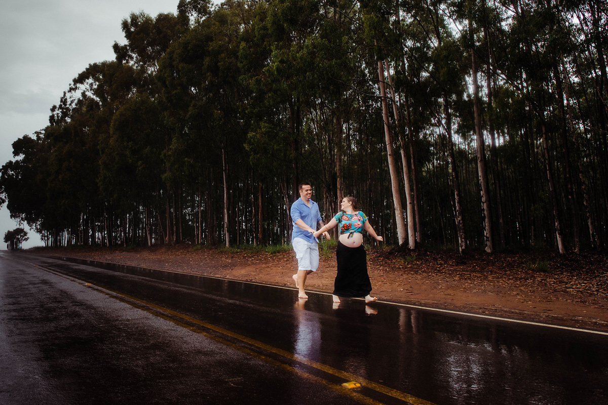 foto de gestante e o pai caminhando na pista