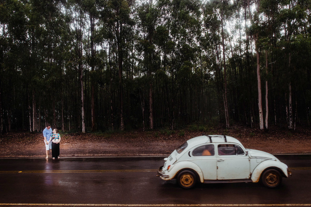 Foto de gestante na estrada com um fusca