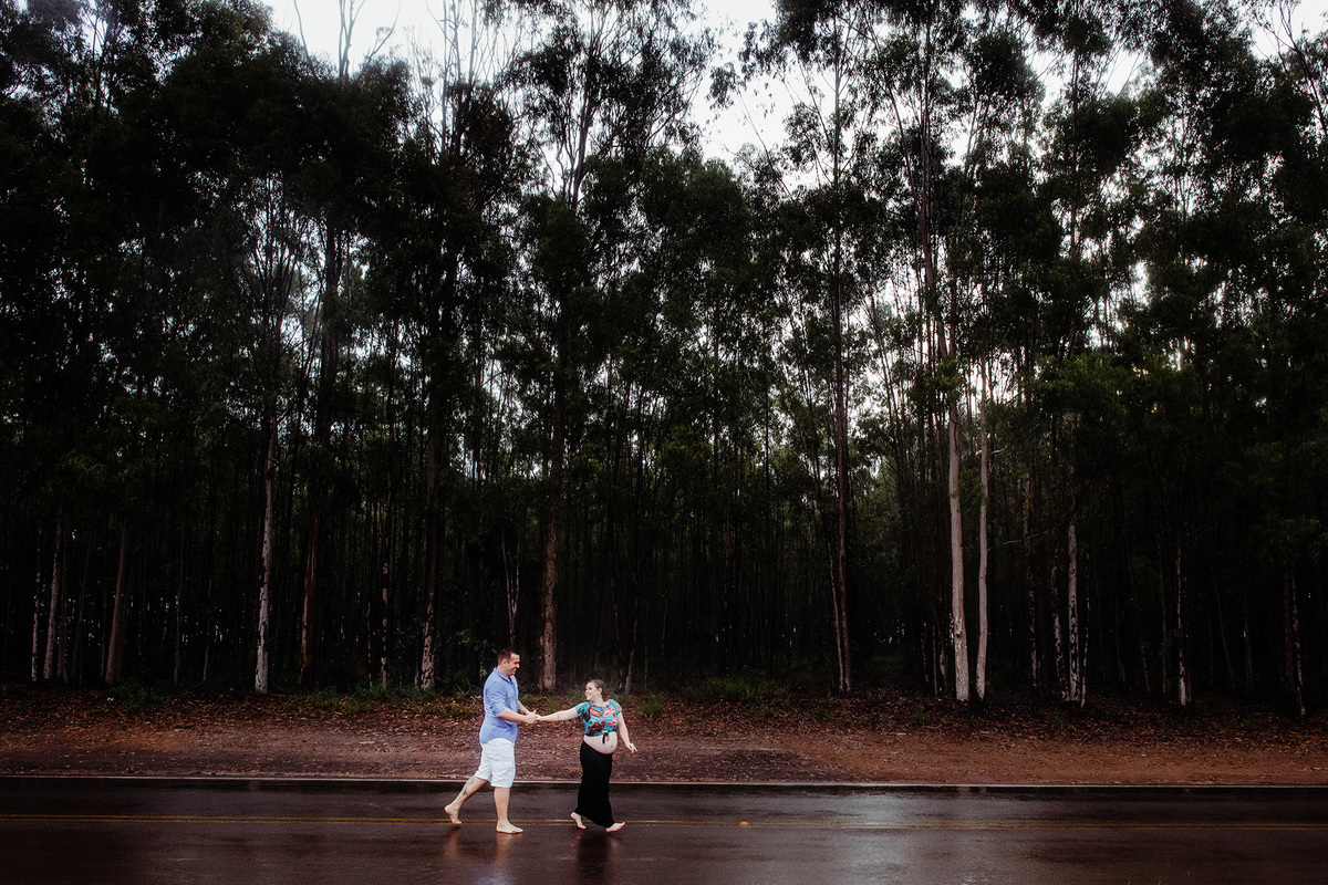 foto de gestante correndo em uma estrada em dia de chuva