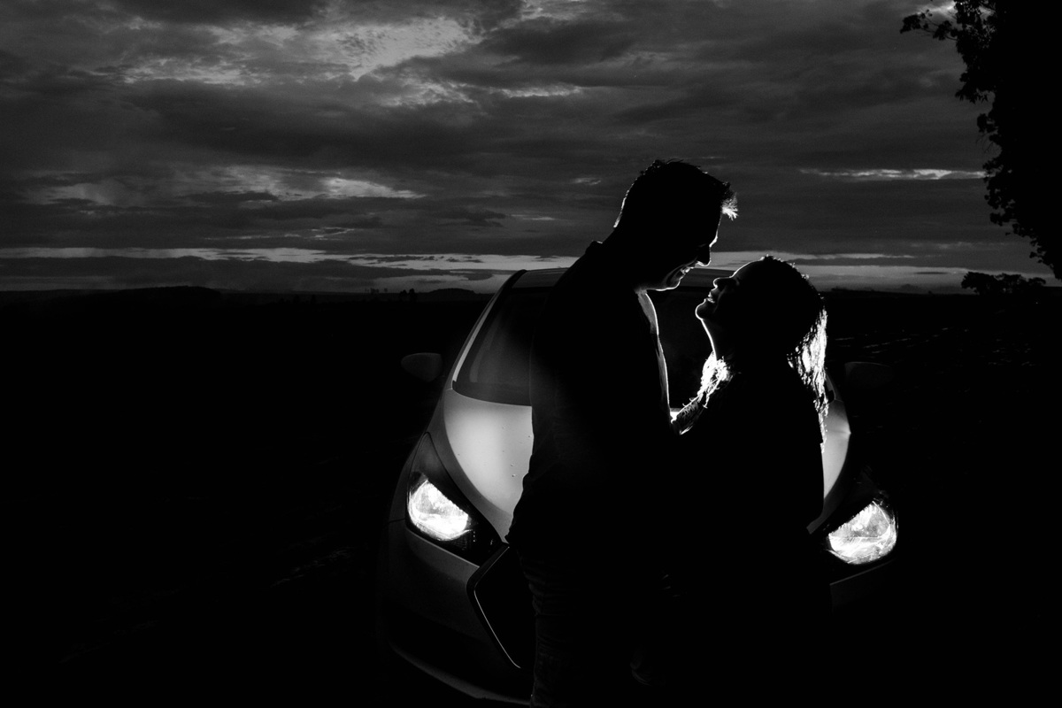 Foto contra luz de casal de gestante
