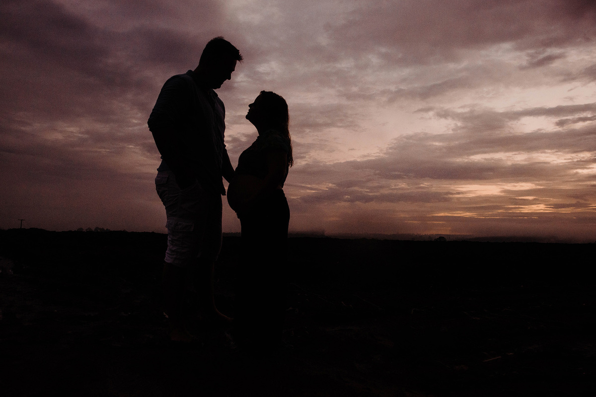 Foto de gestante e céu final do dia