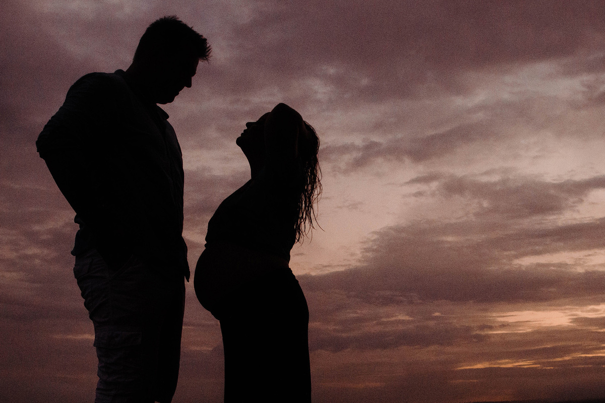 Foto pousada de gestante em final de tarde