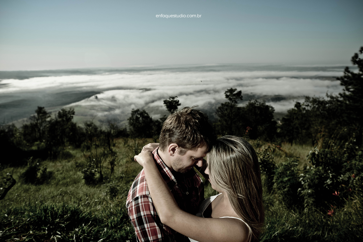 Foto de ensaio de Ana Elisa e Alex na Serra de São Pedro com neblina logo pela manhã
