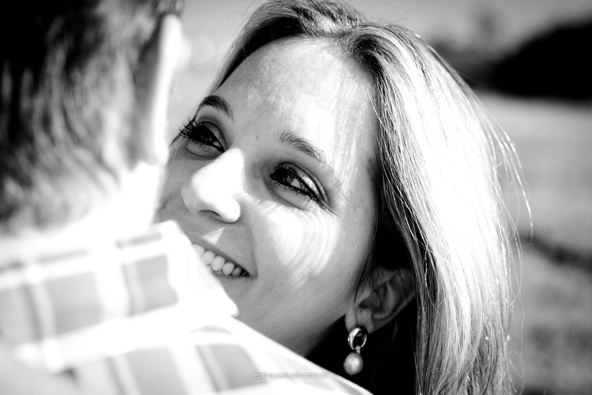 Foto de ensaio de casal da noiva sorrindo para o noivo em PB