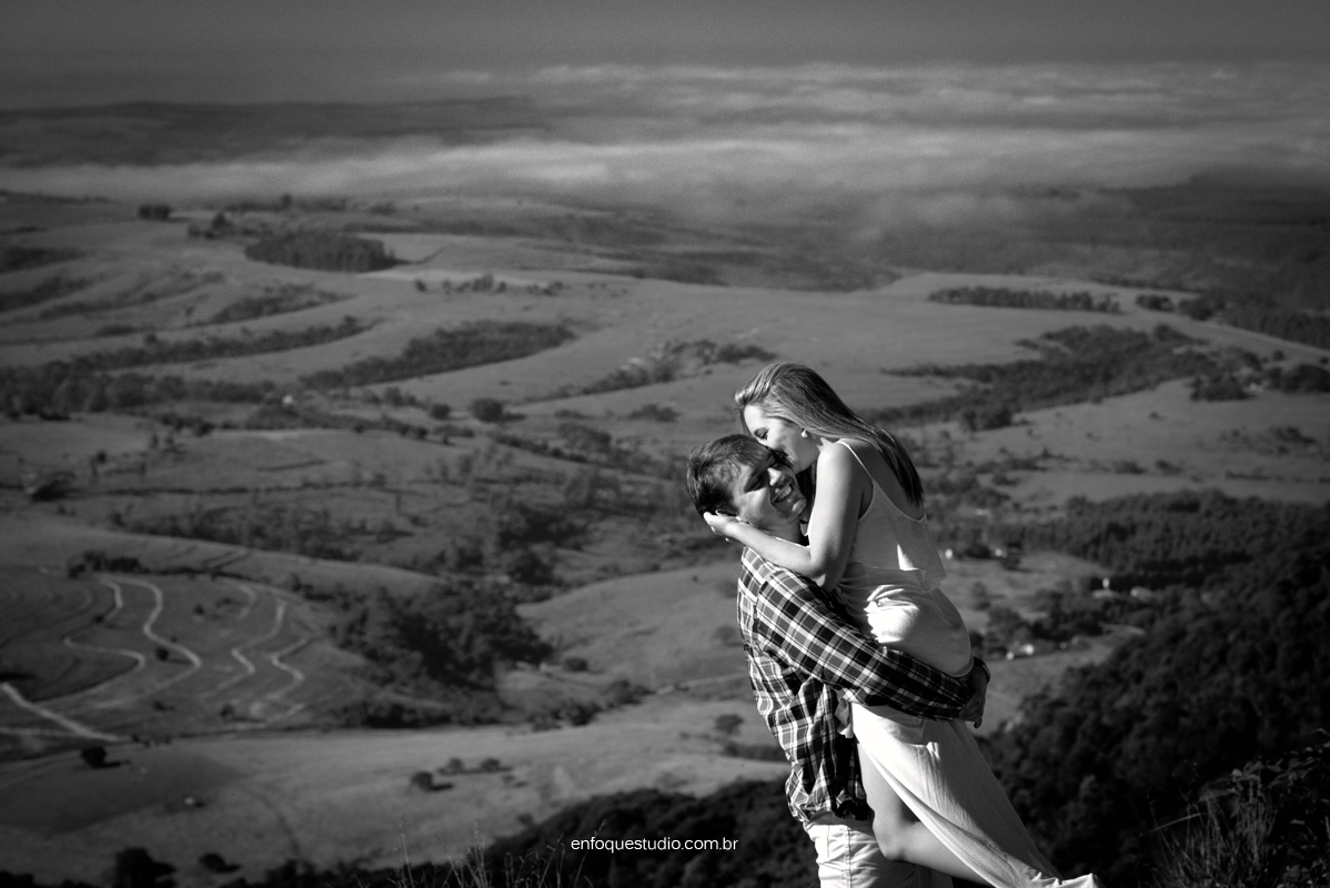 Foto do noivo carregando a noiva na Serra de São Pedro