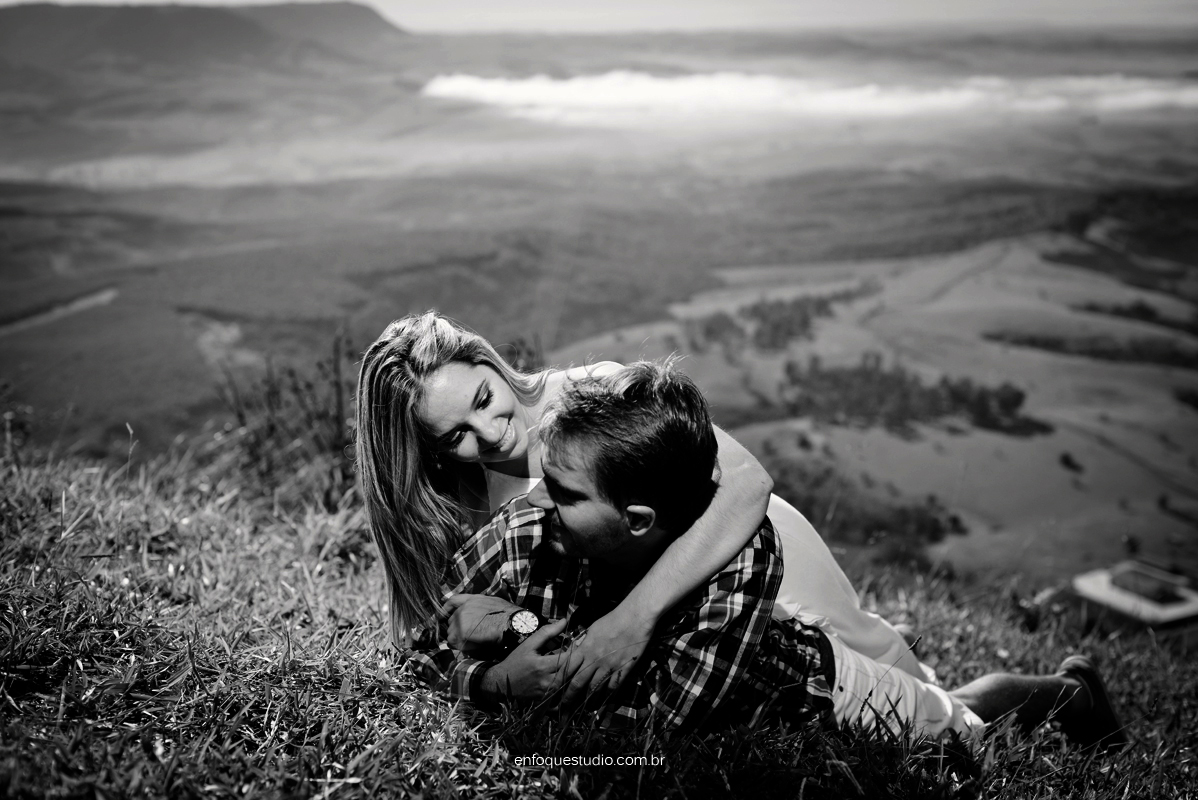 Foto dos noivos brincando na serra de são pedro