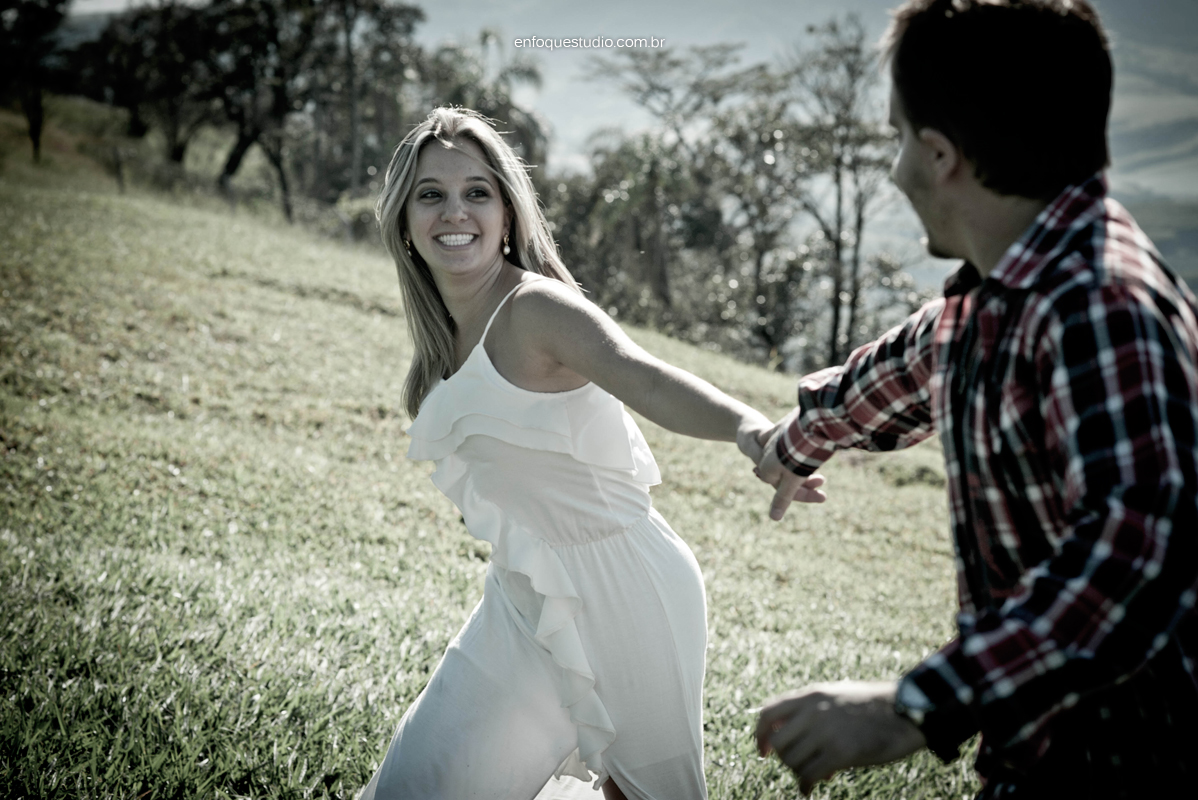 Foto casal correndo na serra de são pedro