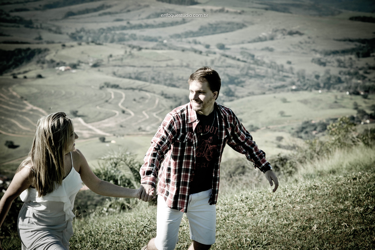 Foto casal correndo na serra de são pedro