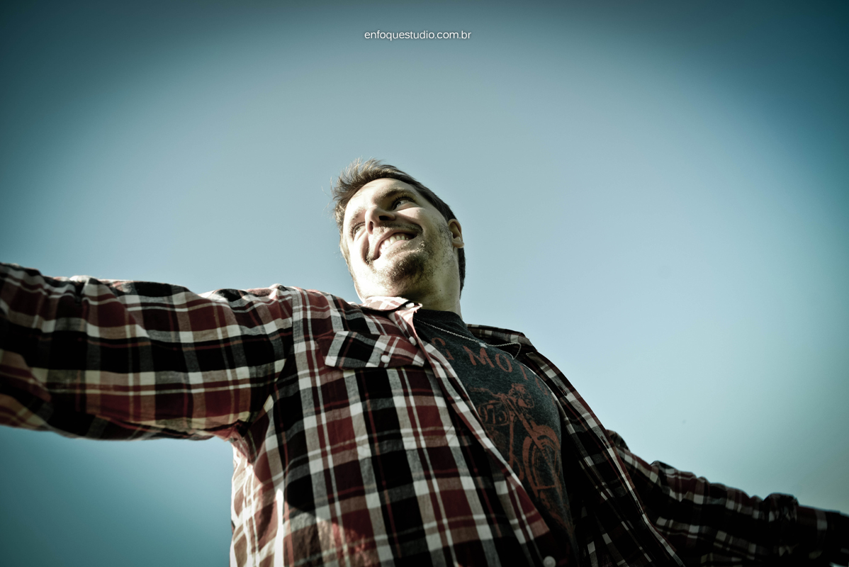 Foto casal correndo na serra de são pedro