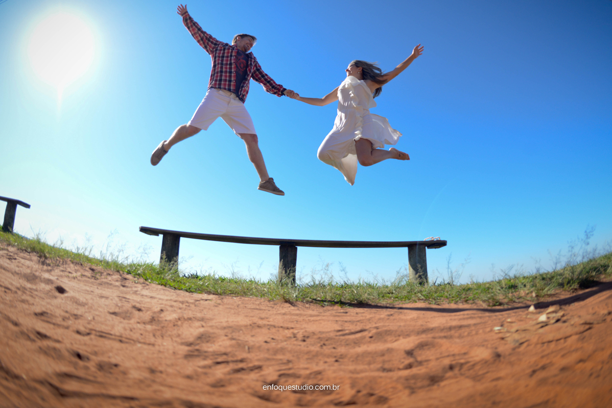 Foto de ensaio de casal saltando na serra de são pedro