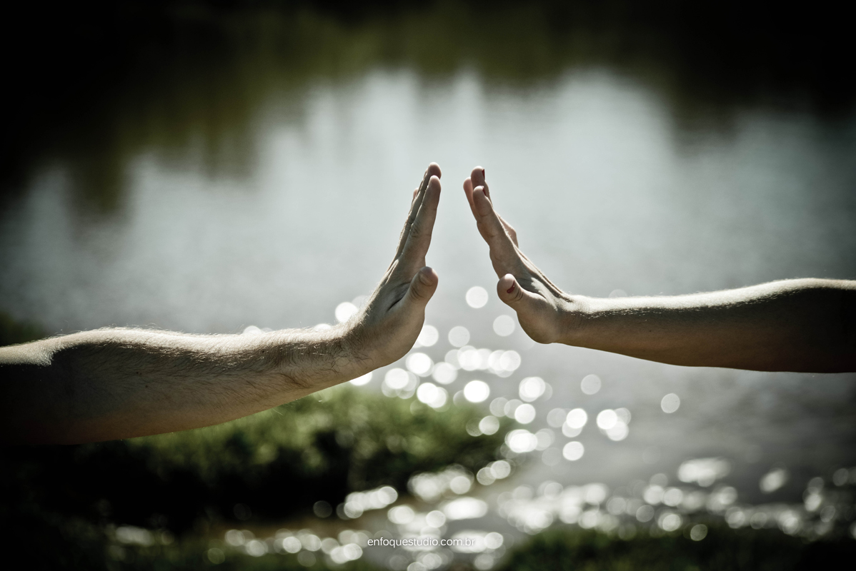 Foto de ensaio com detalhes das mãos