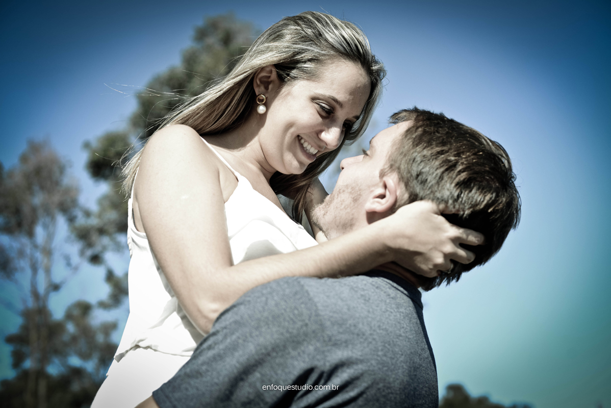 Foto de ensaio noivo carregando a noiva em foto divertida