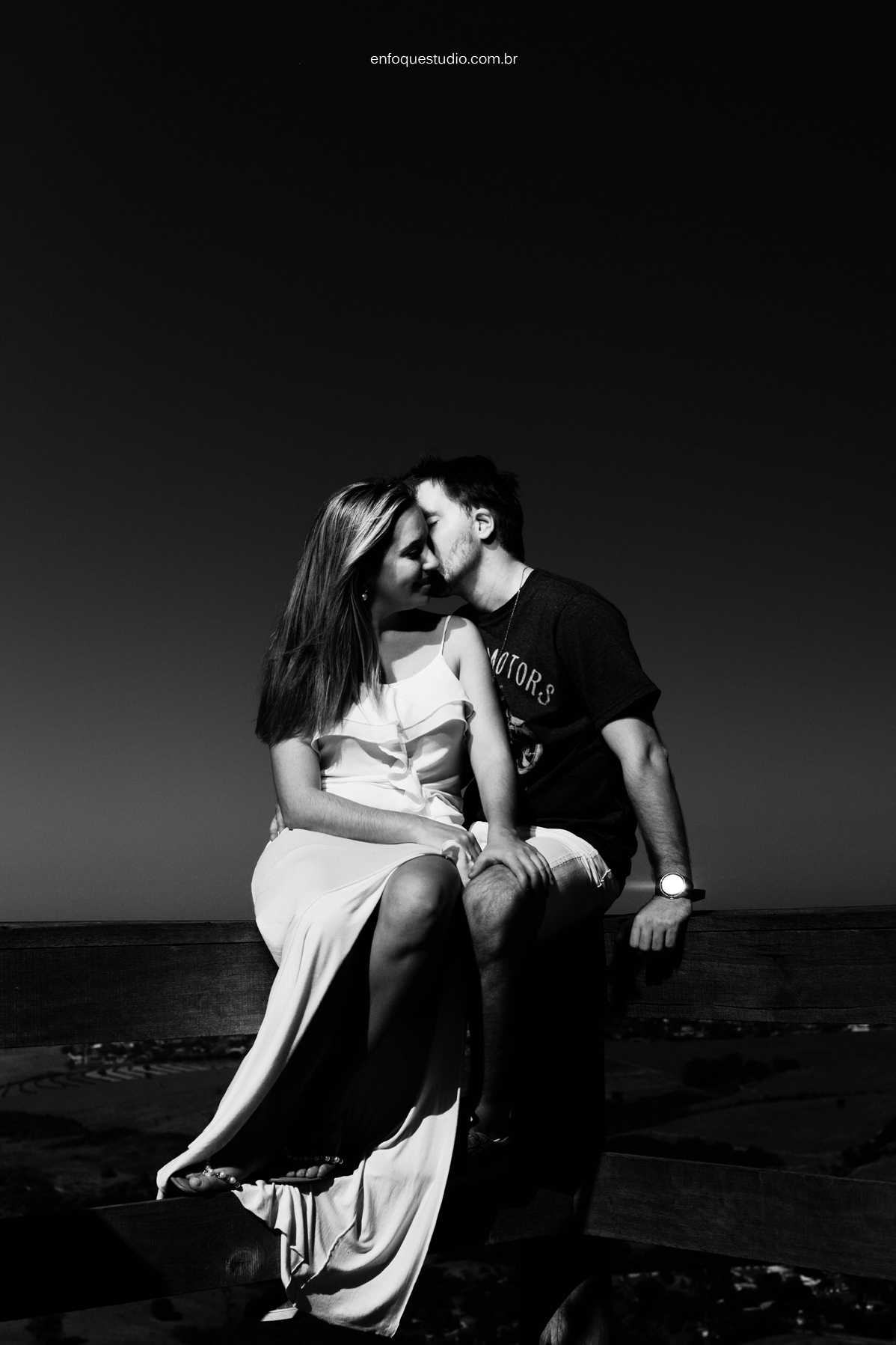 Foto de ensaio casal em PB em alto contraste na serra de São Pedro