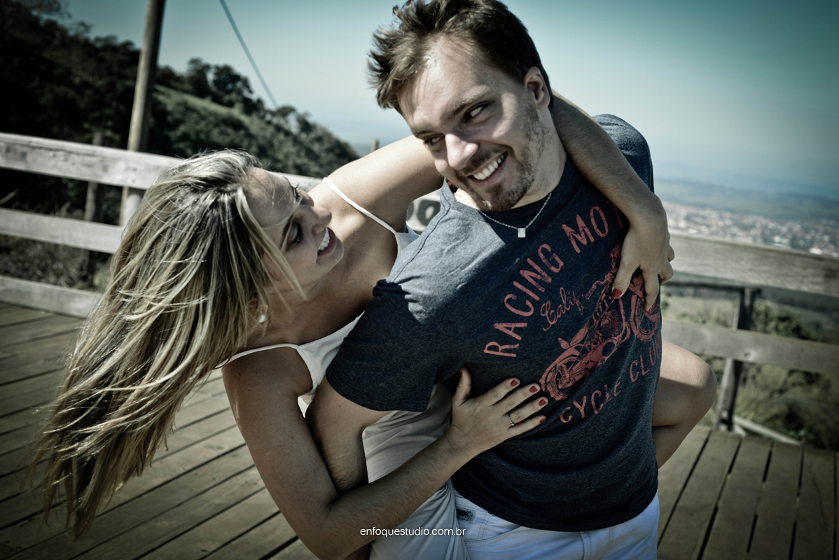 Foto de ensaio de casal brincando na Serra de São Pedro
