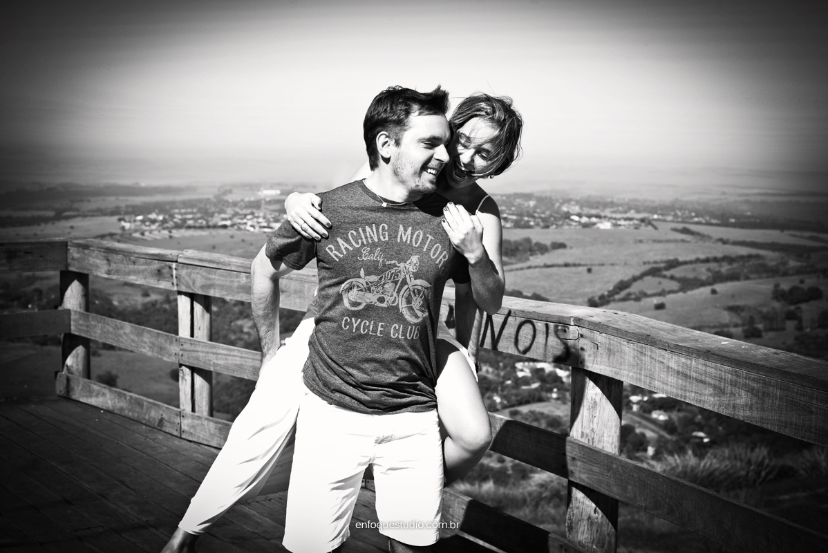Foto de ensaio de casal brincando na Serra de São Pedro