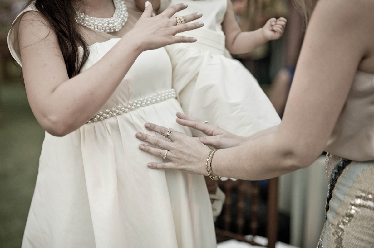 Foto de mão na barriga de gestante