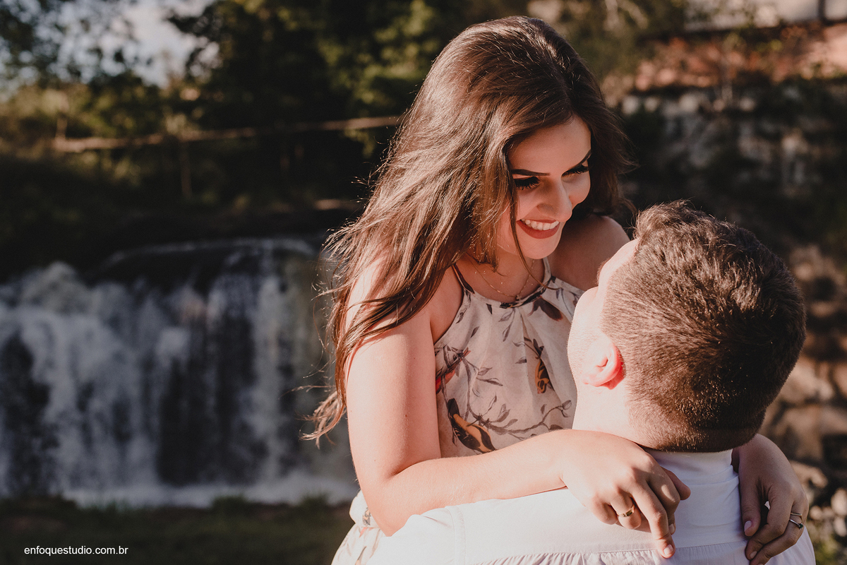 ENSAIO CASAL EM FAZENDA COM CACHOEIRA
