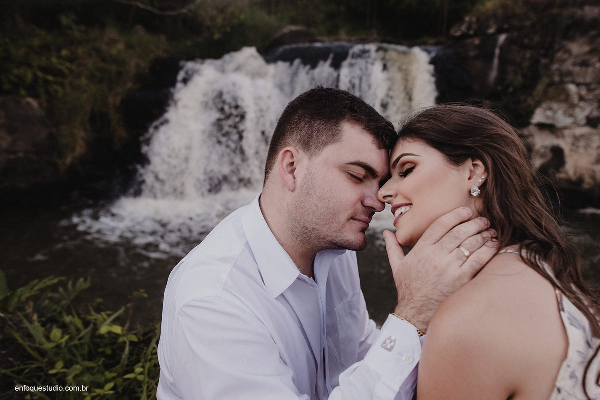 FOTO DE CASAL ESPONTÂNEA E COM CACHOEIRA