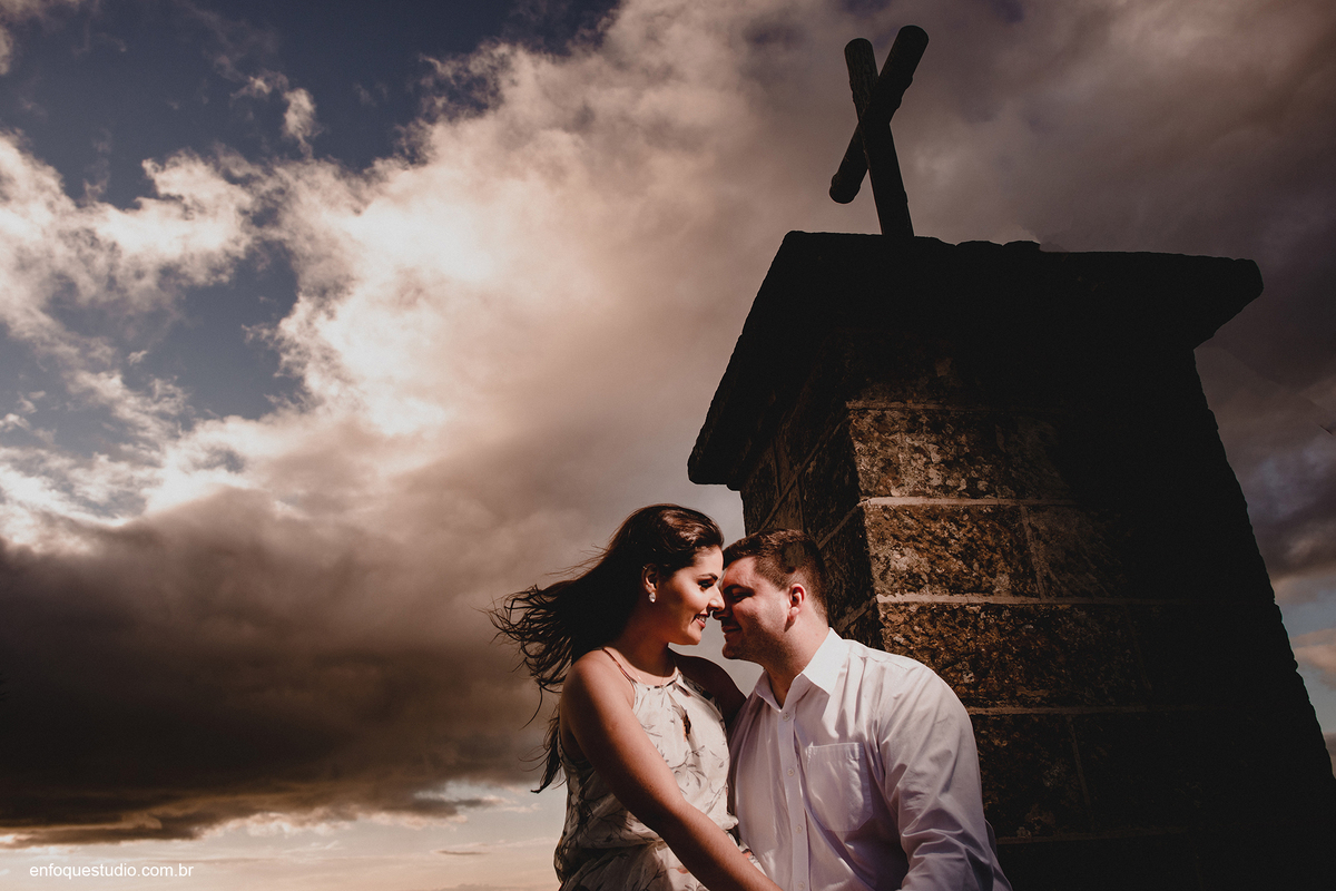 FOTO CASAL FINAL DE TARDE COM NUVENS E ILUMINAÇÃO LINDA NA FAZENDA IPANEMA