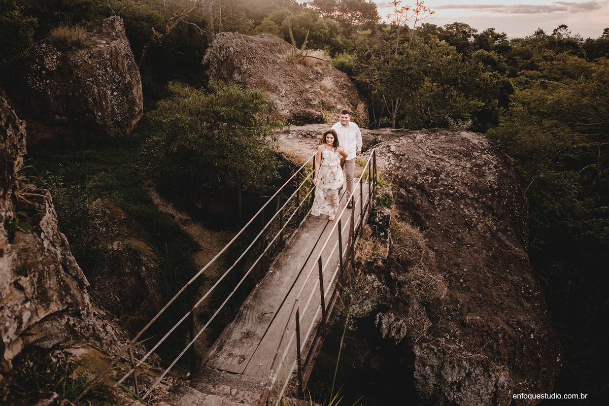 FOTO DE CASAL ESPONTÂNEA E CORRENDO EM UMA PONTE 