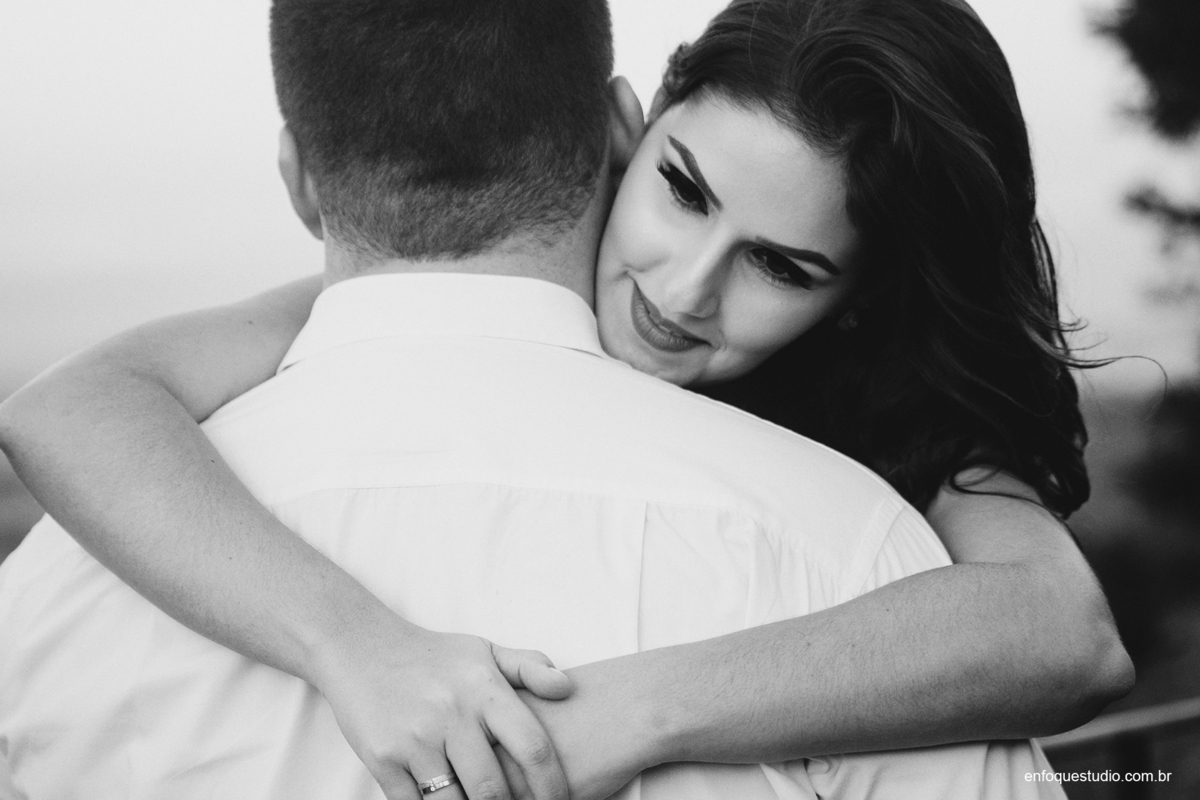 FOTO DE NOIVA ABRAÇADA COM O NOIVO EM PB