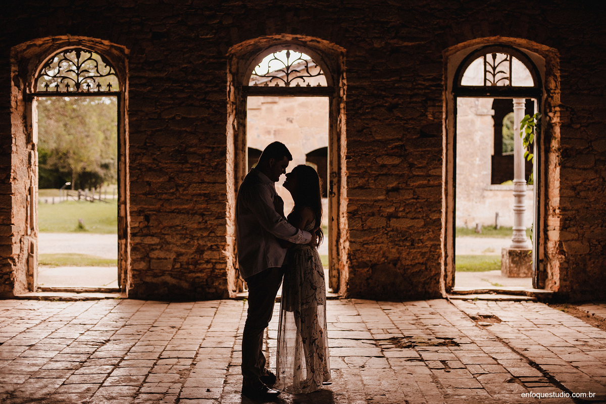 FOTO CONTRA LUZ DE CASAL E PORTAS DE FAZENDA