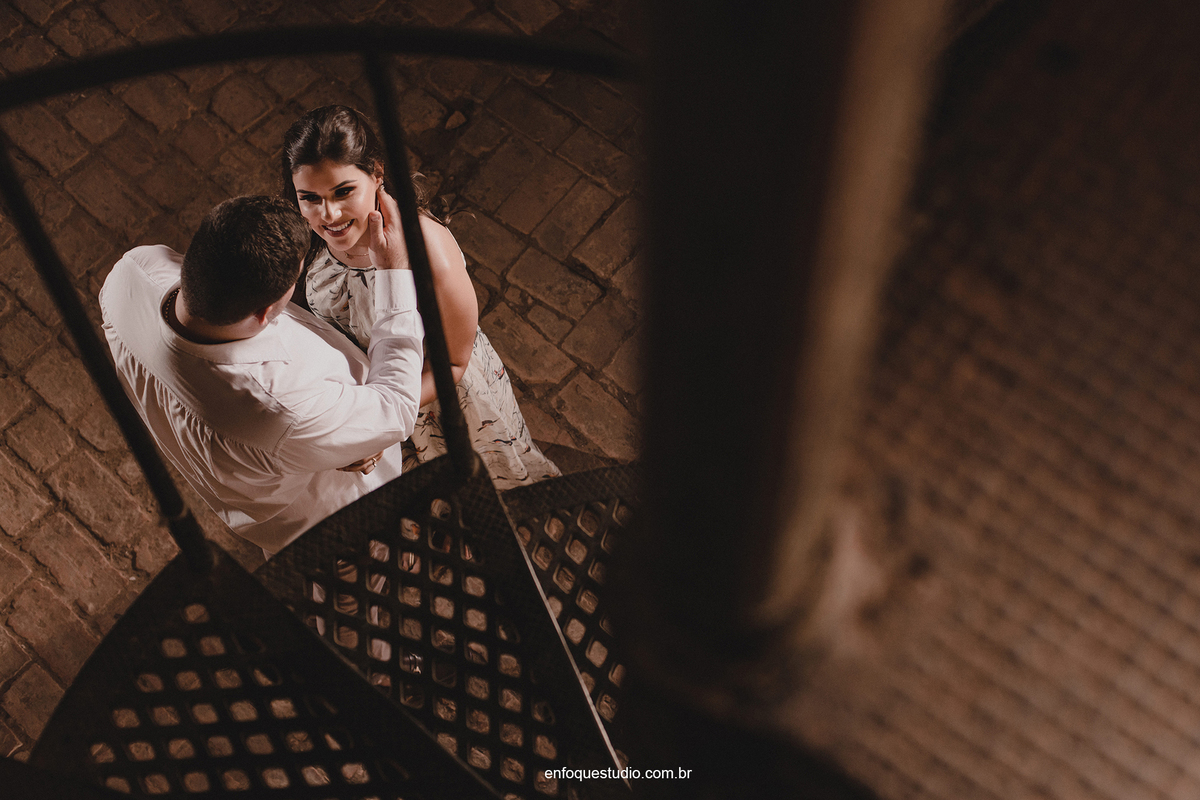 FOTO COM CASAL EM ESCADA