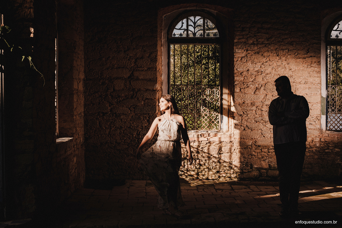 FOTO DE CONTRASTE DE LUZ E SOMBRA COM CASAL