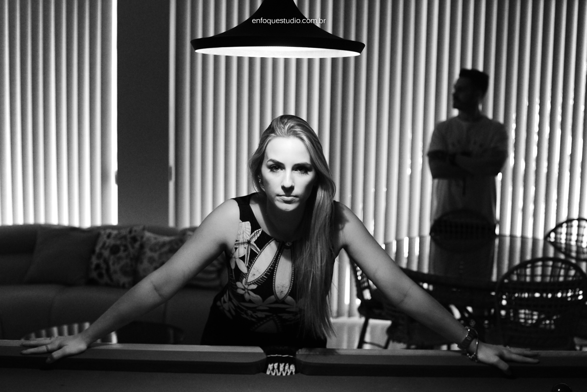 Foto casal em Pré-casamento em mesa de bilhar 